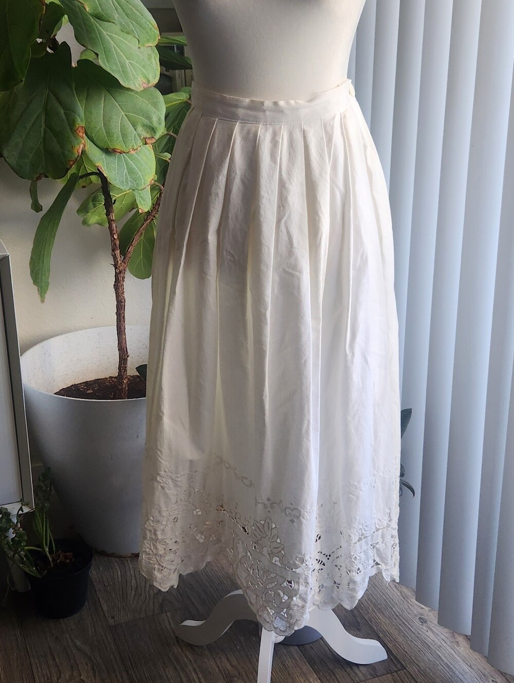 Nancy Johnson Vintage Cottagecore Embroidered Midi Skirt Scalloped Eyelet Hem
